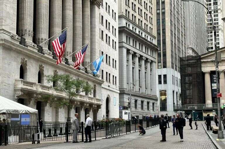 Milei en Nueva York; toca la campana en Wall Street y visita a Elon Musk