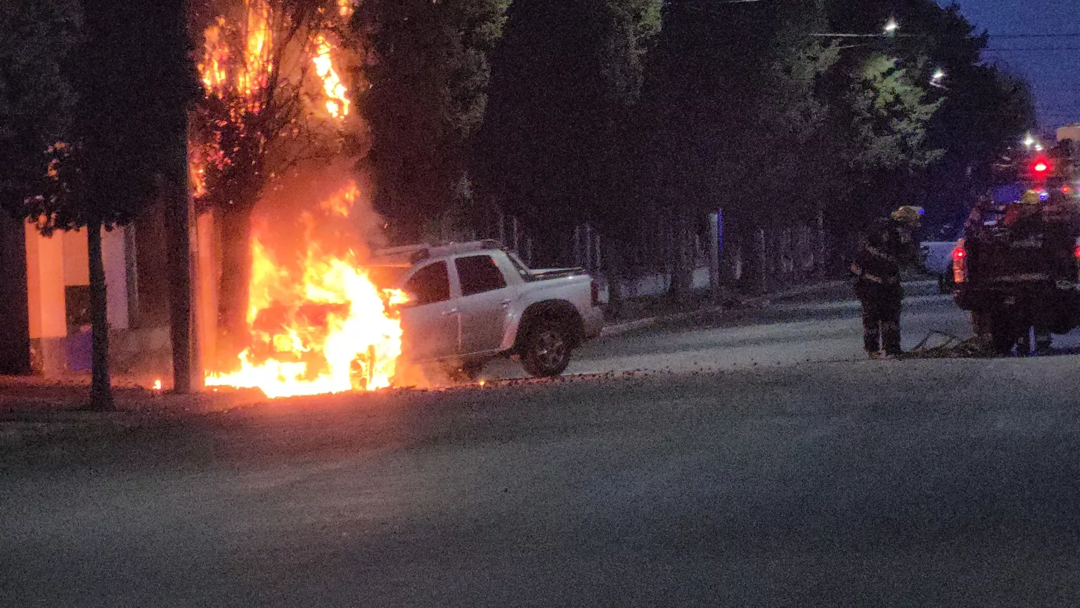 General Pico: Una camioneta chocó contra un árbol y se incendió frente al Hospital Centeno