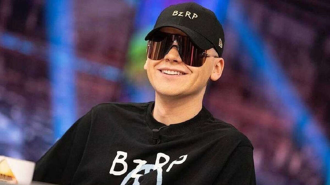 Bizarrap fue sorprendido sin lentes ni gorra en un partido de Lionel Messi: su reacción al ser descubierto