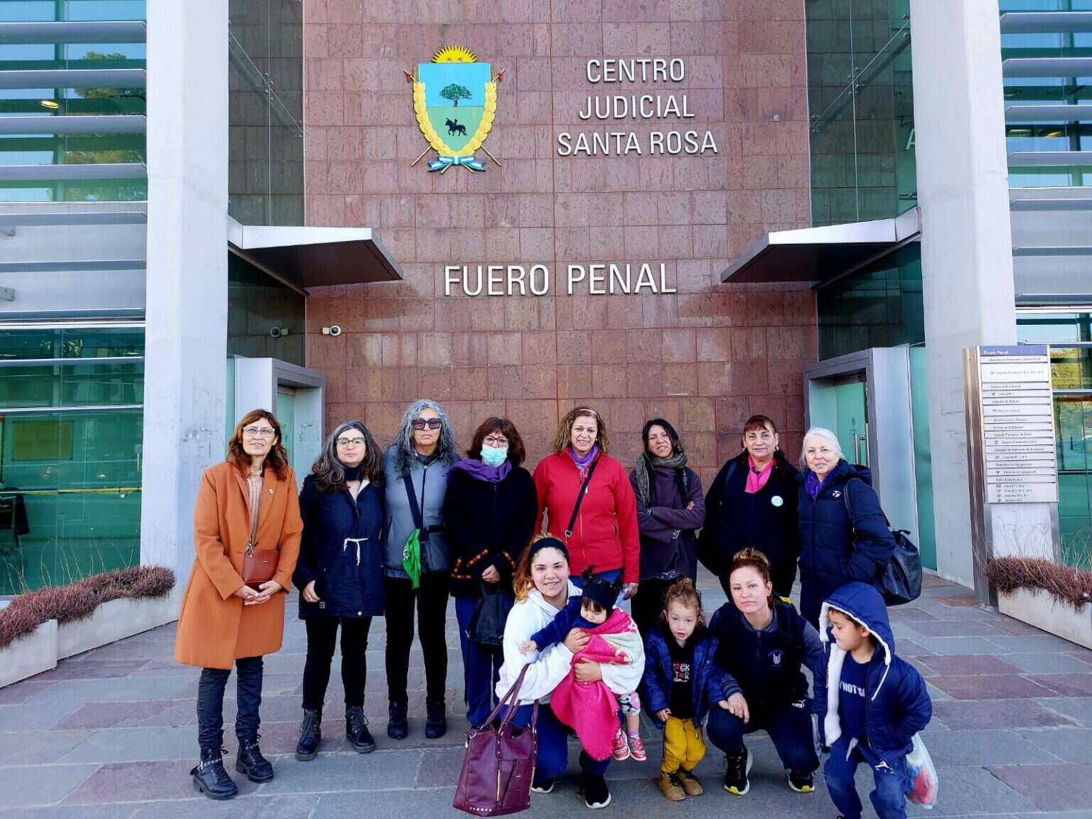 Toay: Denuncian persecución judicial a dos madres jóvenes que ocuparon viviendas municipales