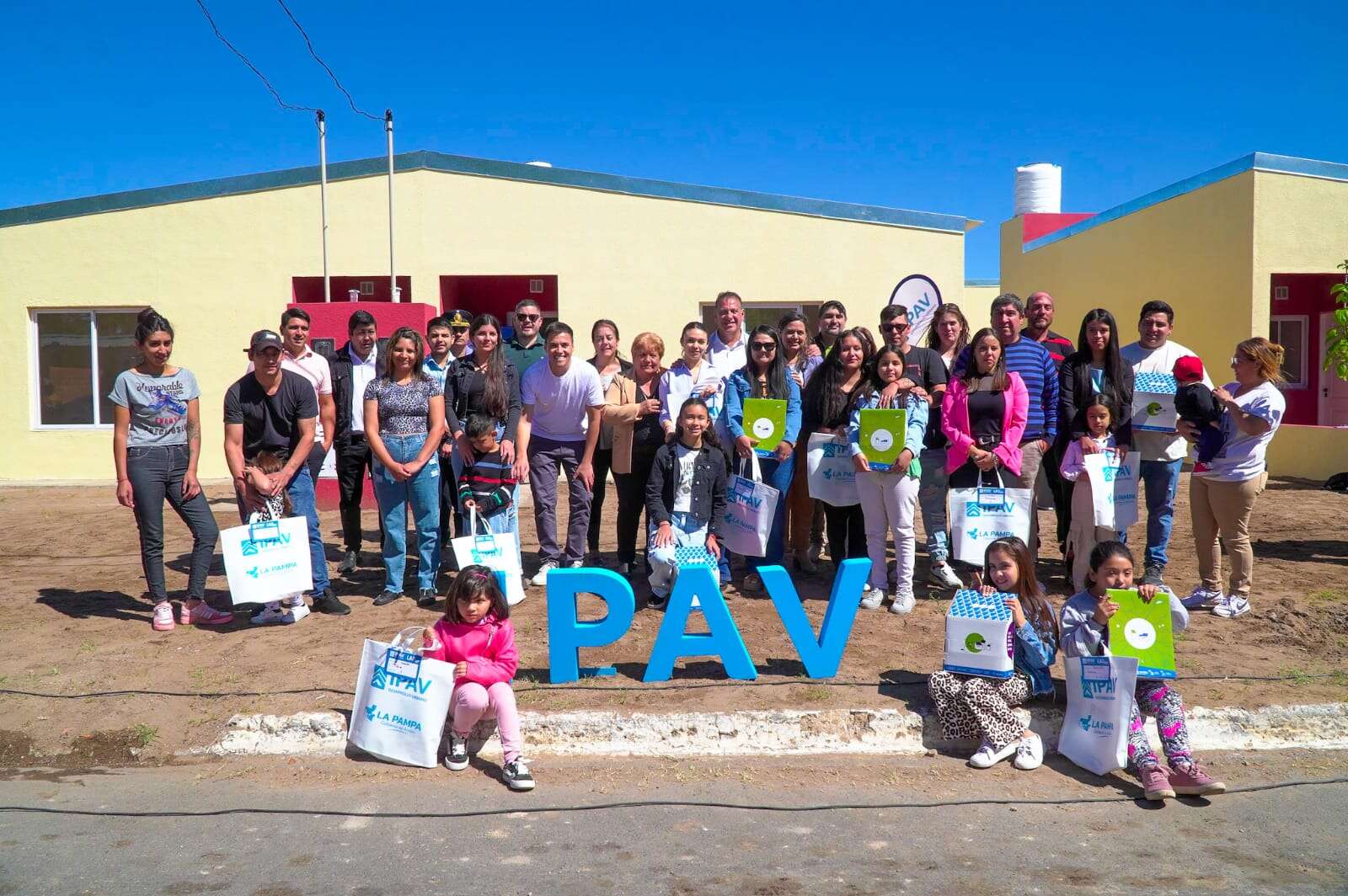 Telén celebró sus 123 años con entrega de viviendas y anuncio de importante obra