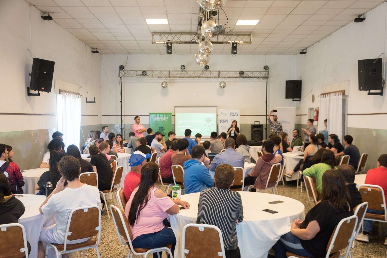 Jóvenes de Toay se forman en programación en la segunda jornada de “Código Pampa”