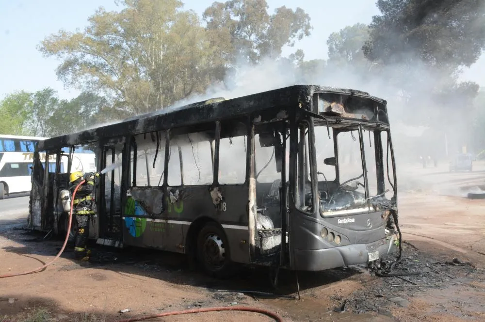 Se incendió un colectivo del EMTU