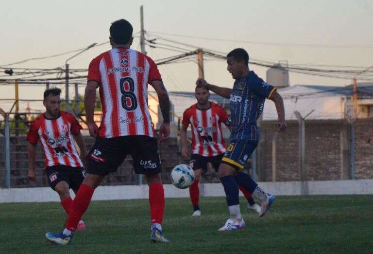 Fútbol: All Boys de Santa Rosa y Costa Brava empataron en el partido de ida del Regional Federal