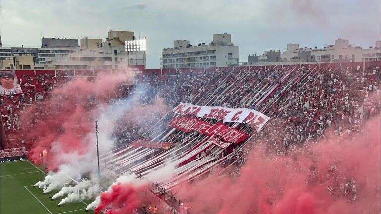 CABA: La barra brava de Huracán tomó un club con armas de fuego y se robó la recaudación