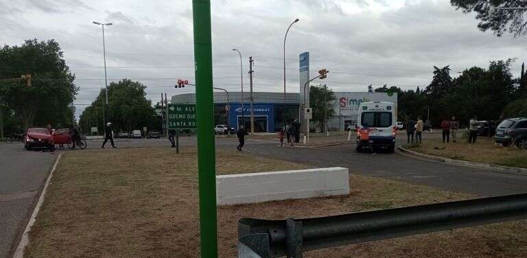 General Pico: Fuerte colisión entre dos autos en la esquina de la Terminal de Ã“mnibus