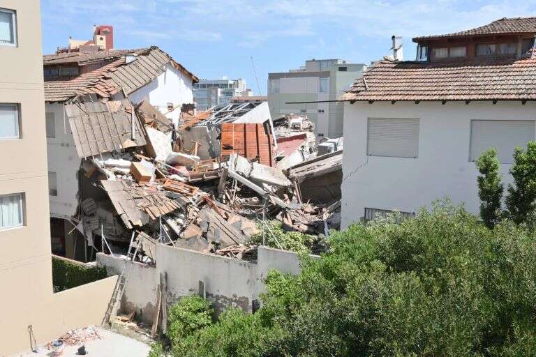 Derrumbe en Villa Gesell: Los bomberos “no pierden la esperanza de encontrar con vida” a Dana