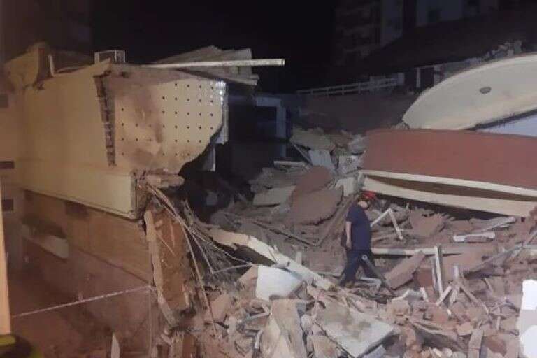 Derrumbe en Villa Gesell: Hay un muerto y continúa el trabajo de los rescatistas
