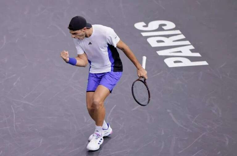 Tenis: Cerúndolo dio la sorpresa del día y eliminó a Rublev en el Masters 1000 de París