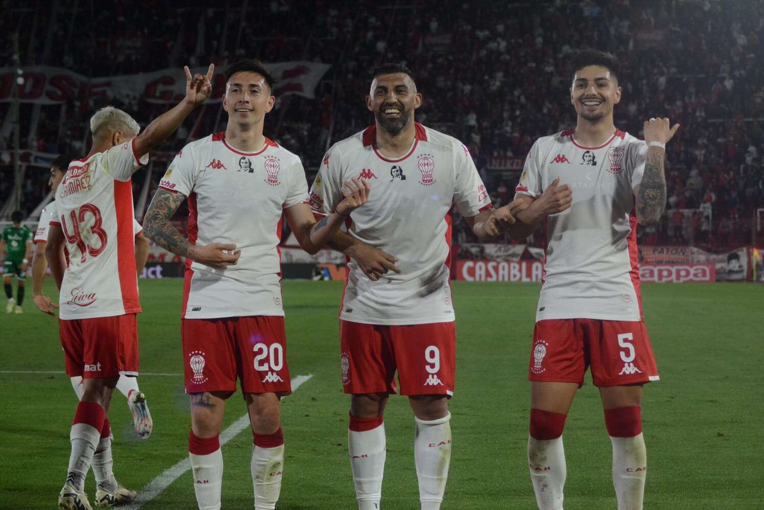 Fútbol: Huracán goleó a Sarmiento y se le acercó a Vélez