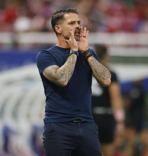 Fútbol: Gago negó conversaciones con Boca, perdió el clásico con Atlas y fue abuchado por los hinchas