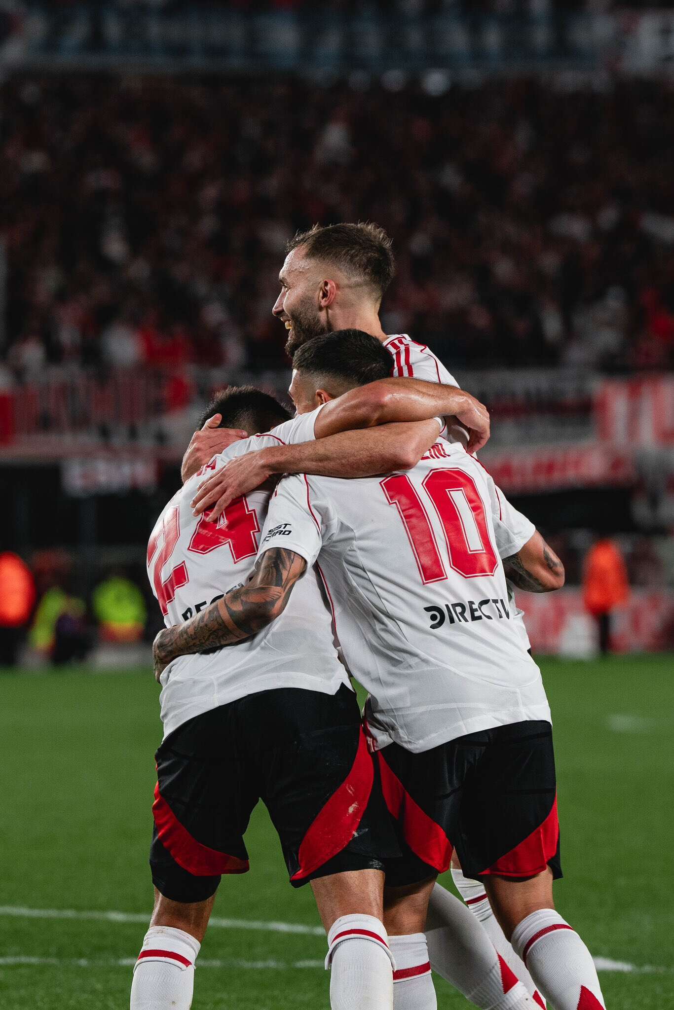 Fútbol: River recibe al puntero Vélez en la previa a la semifinal de la Copa Libertadores