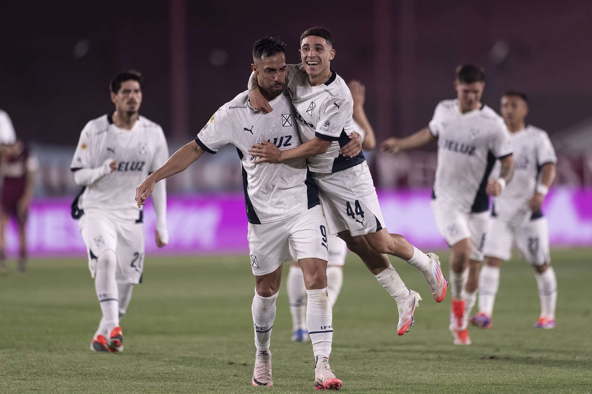 Fútbol: Independiente venció a Lanús y se metió a puestos de copa