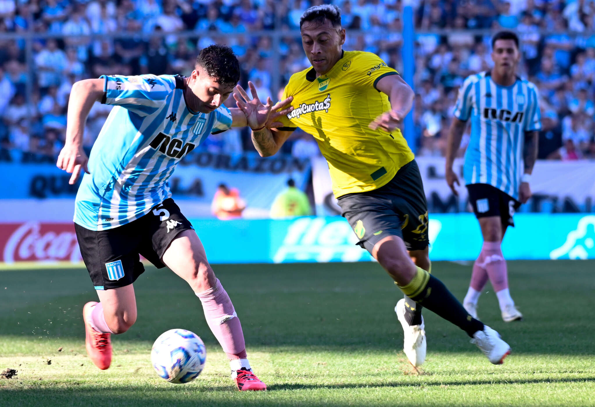 Fútbol: En un partidazo, Racing derrotó 4 a 3 a Defensa y Justicia