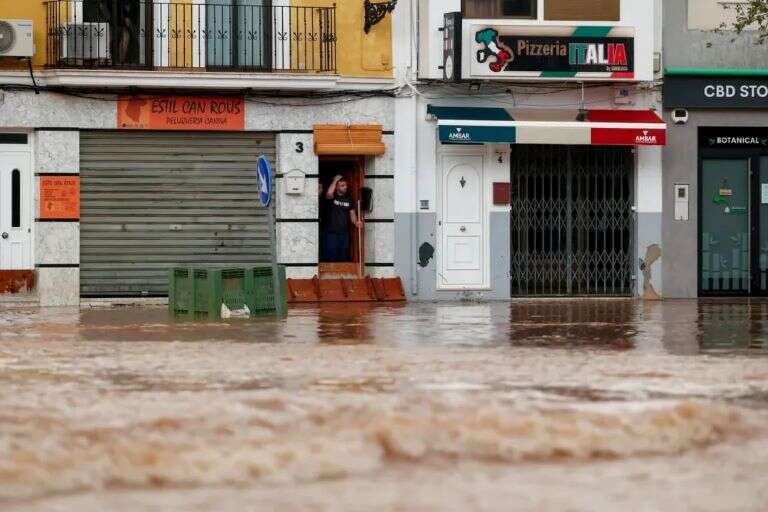 España: Aumenta a 205 el número de muertos por inundaciones en Valencia