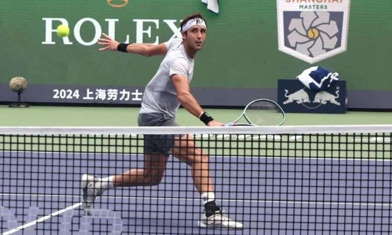 Tenis: Etcheverry batalló, pero no pudo con Sinner en Shanghái