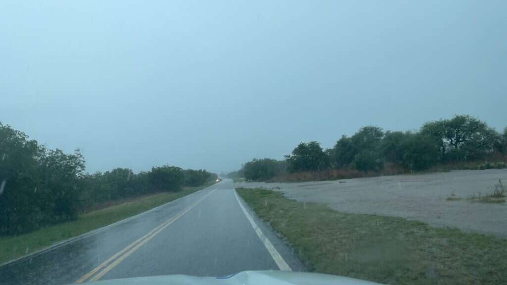 Precaución de tránsito por agua sobre la calzada en ruta nacional 35 a la altura de El Guanaco