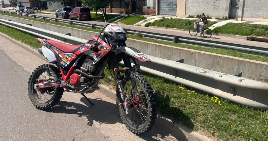 Chocó el cordón, perdió el control y cayó al desagÃ¼e de la Avenida Circunvalación