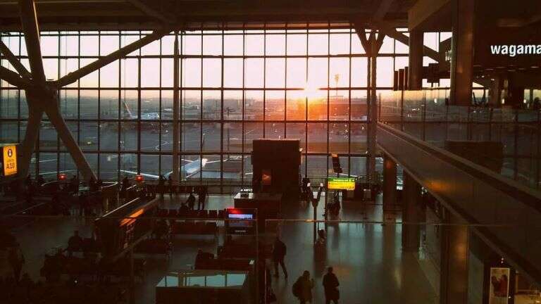Inglaterra: Desalojan el aeropuerto de Gatwick en Londres horas después de detonar un paquete sospechoso en la Embajada de Estados Unidos