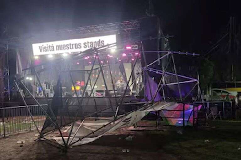 Santa Fe: En la Fiesta Nacional de la Música, una mujer murió tras el derrumbe de un escenario debido a los fuertes vientos