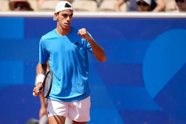 Tenis: Cerúndolo le ganó a Musetti y puso en ventaja a Argentina ante Italia en Copa Davis