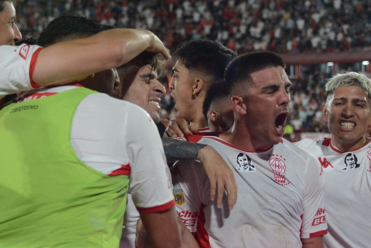 Fútbol: Huracán venció a Independiente y no le pierde pisada a Vélez