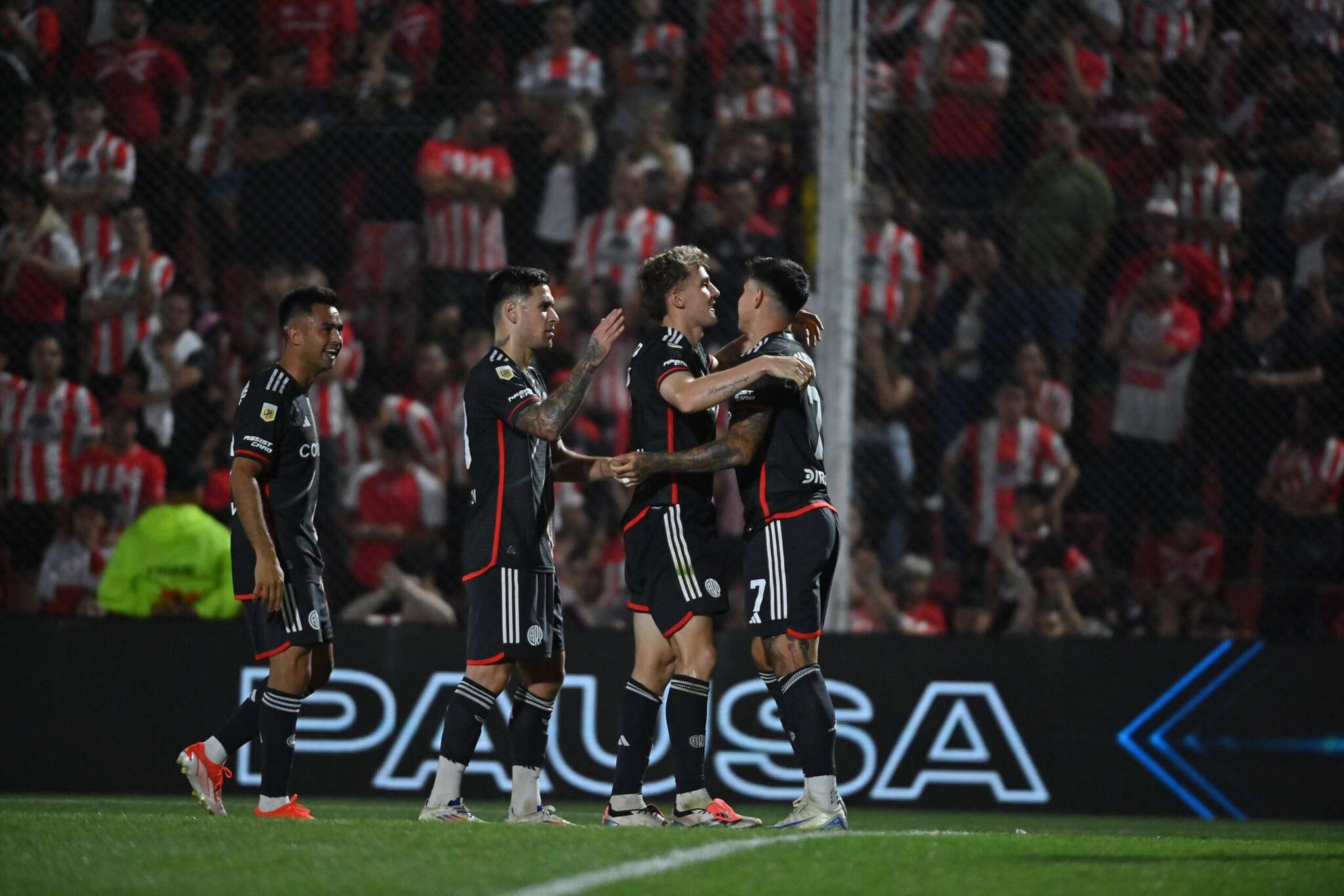 Fútbol: River ganó un partidazo en Córdoba y quiere prenderse a la pelea del campeonato