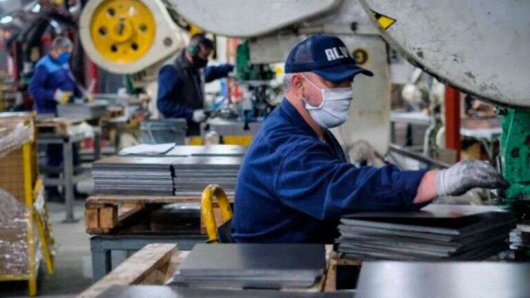 Alerta pymes: fuerte caída del empleo industrial y la producción por las importaciones
