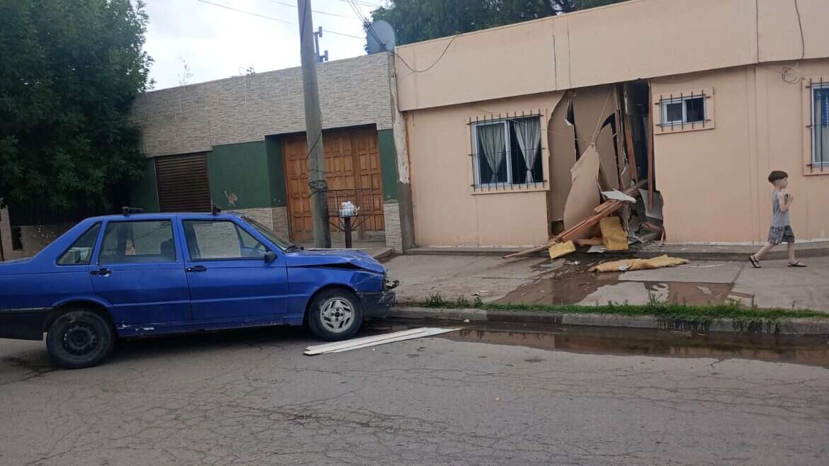 Un menor hurtó un auto con las llaves puestas y chocó contra una vivienda
