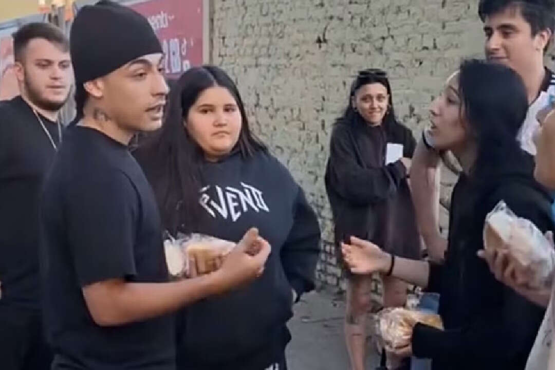 Trueno sorprendió a los fans que están acampando en Ferro para ver su show: el gesto que se volvió viral