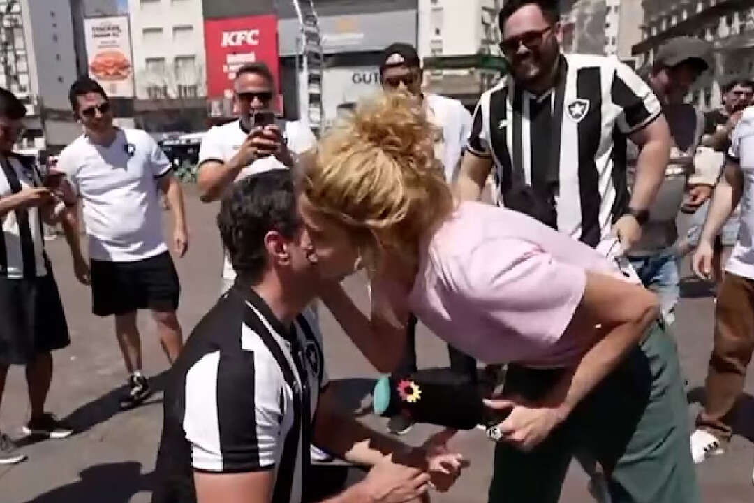 Un hincha del Botafogo le pidió casamiento a una notera durante un móvil en el Obelisco: “Â¿Tenés alguna cábala?”