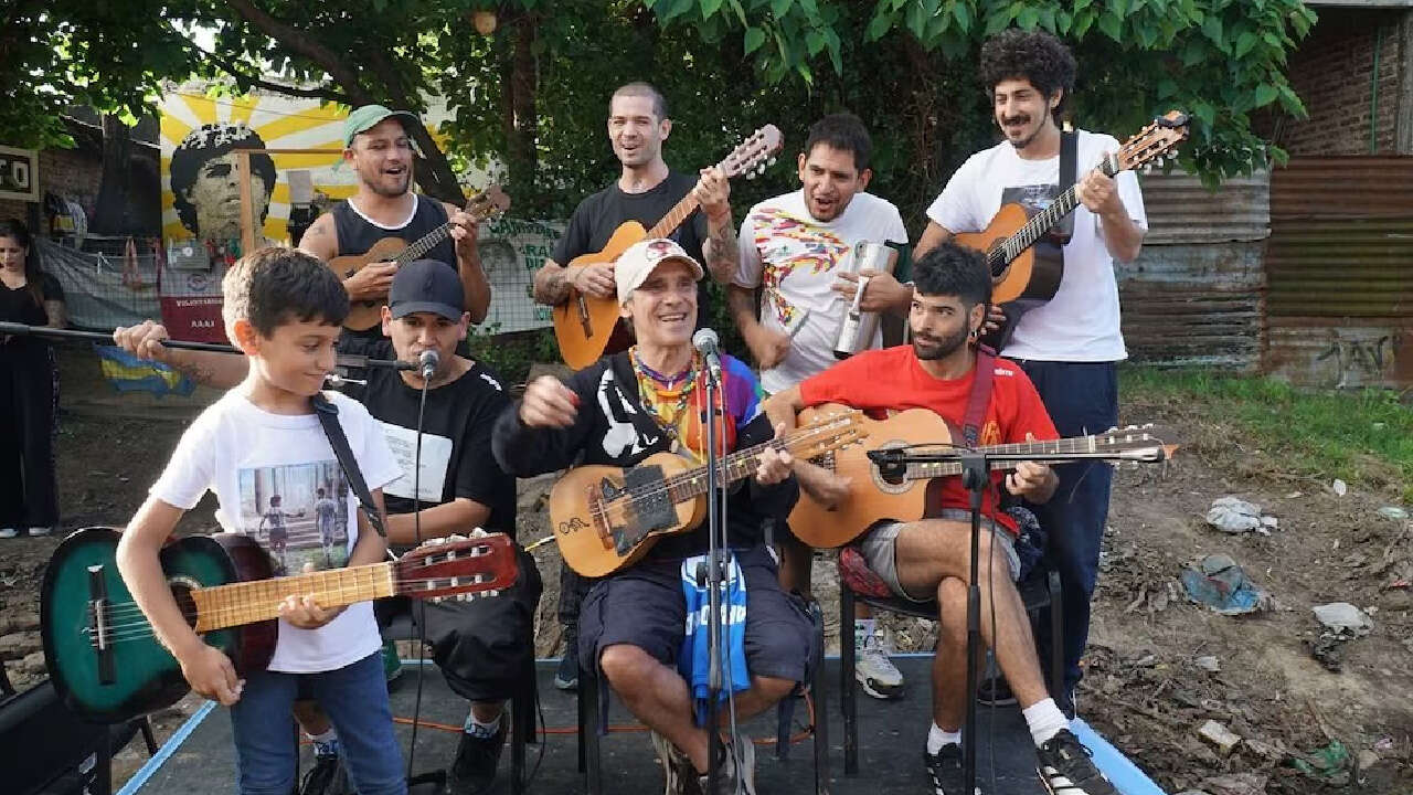 Manu Chao improvisó un show en la casa de Diego Maradona en Villa Fiorito: “Gracias a todo el barrio”