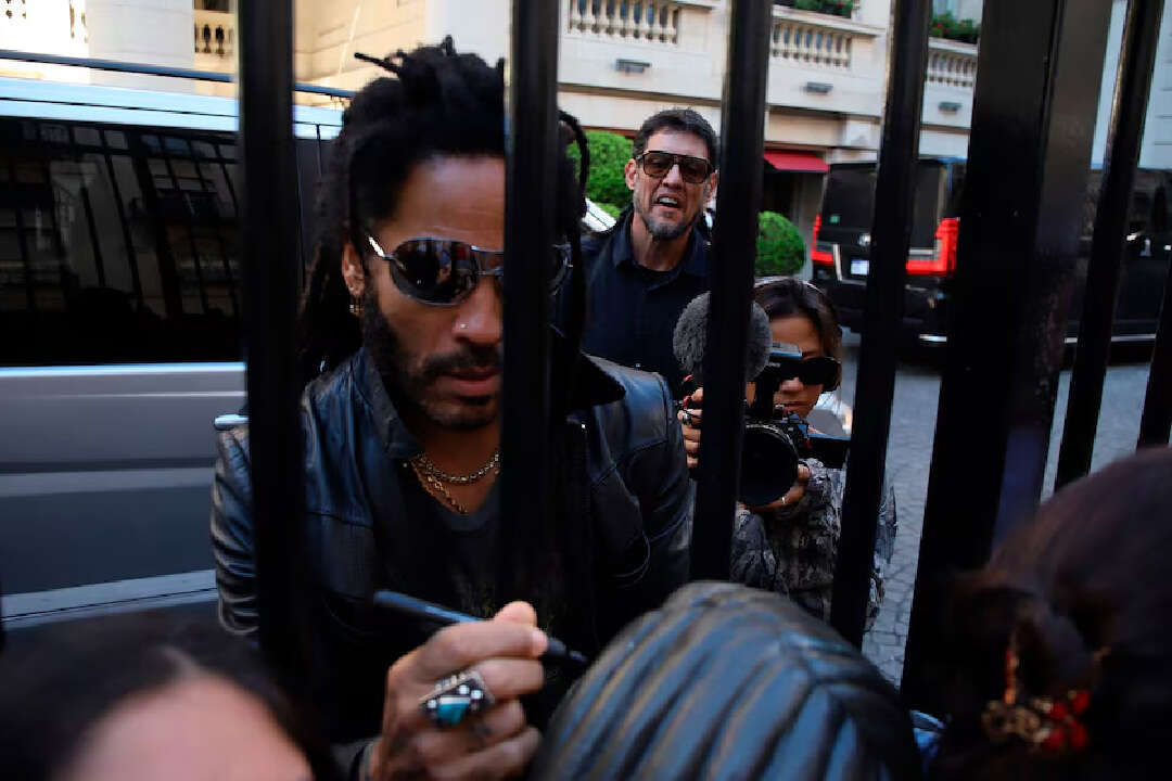 Lenny Kravitz firmó autógrafos y se sacó fotos con sus fans antes de su primer show en Buenos Aires