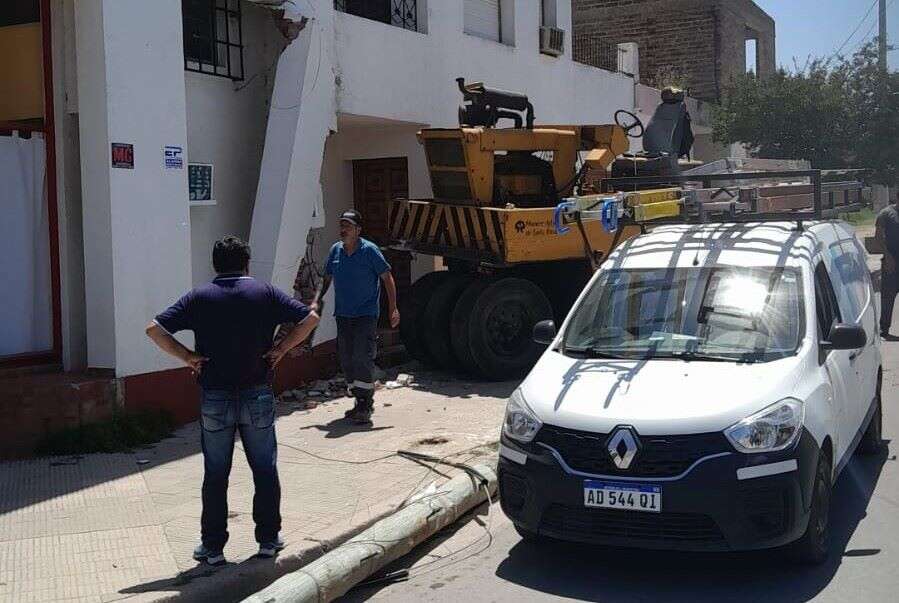 Una máquina de vial se quedo sin frenos y chocó contra un inmueble