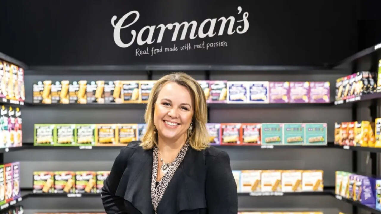Compró el negocio de sus jefes con los ahorros de toda su vida y se hizo millonaria: quién es Carolyn Creswell