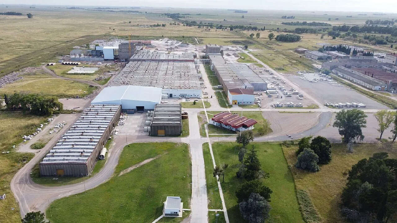 Empresa del sector cerámico invirtió u$s50 millones para su nueva planta de producción en Azul