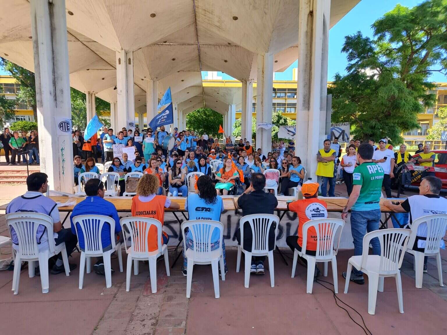 En un Plenario de trabajadores la Mesa Intersindical convocó a un paro para el 28 de noviembre