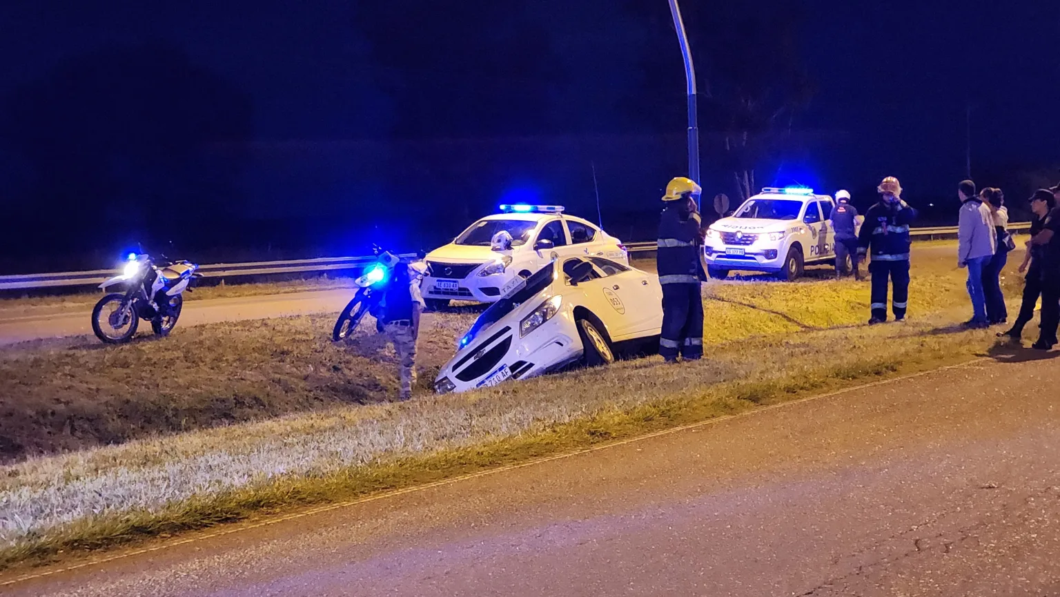 General Pico: Un taxi cayó al canal y el conductor debió ser asistido
