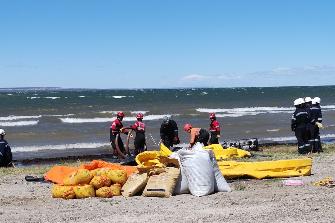 Realizaron un simulacro de protección de  derrames en el Lago Casa de Piedra