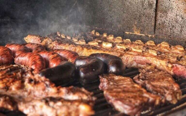 Qué lo hace especial al asado argentino, un clásico de la Navidad, elegido entre los mejores 10 platos del mundo