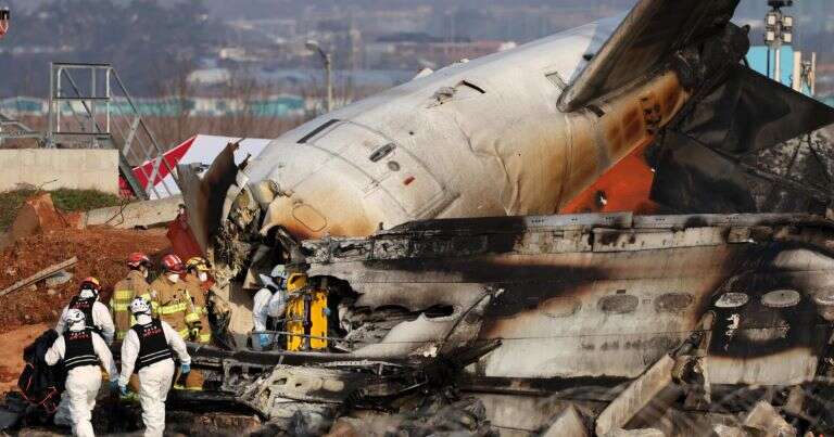 Corea del Sur: Un impactante video muestra un avión de Jeju Air que se despistó, se incendió y causó al menos 176 muertos