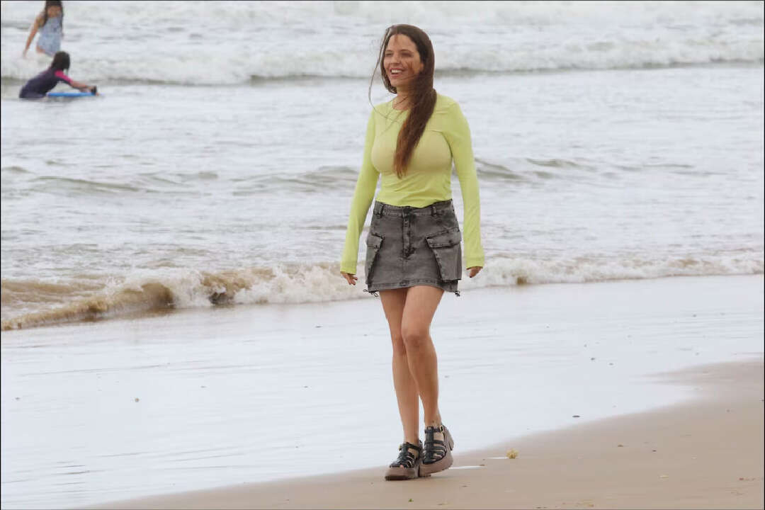 Las olas, el viento y el amor: la tarde de Ivana Figueiras con sus hijas y su novio en Punta del Este