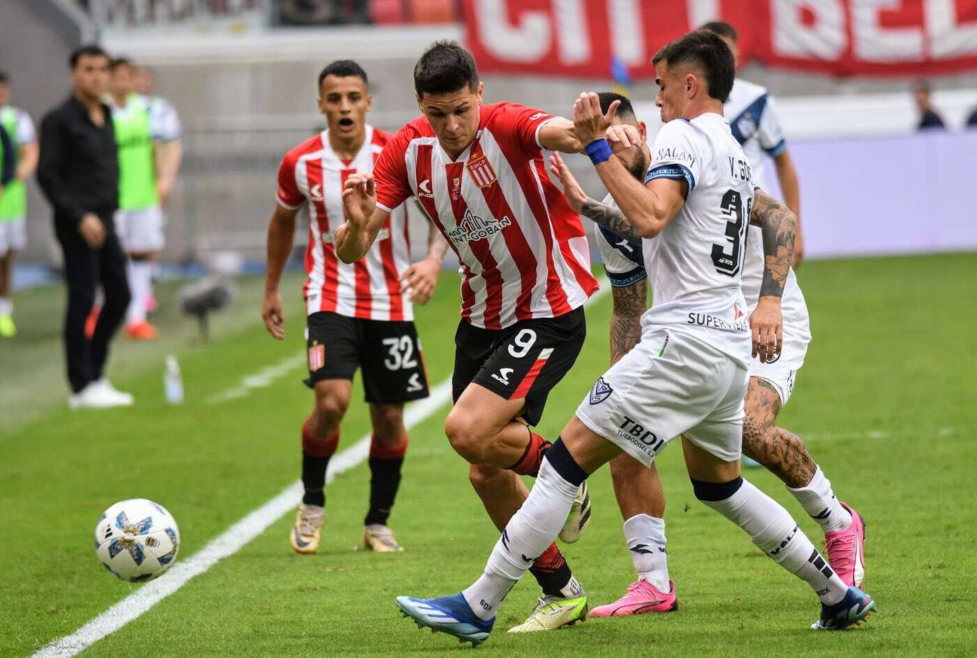 Fútbol: Estudiantes y Vélez se enfrentan por el Trofeo de Campeones