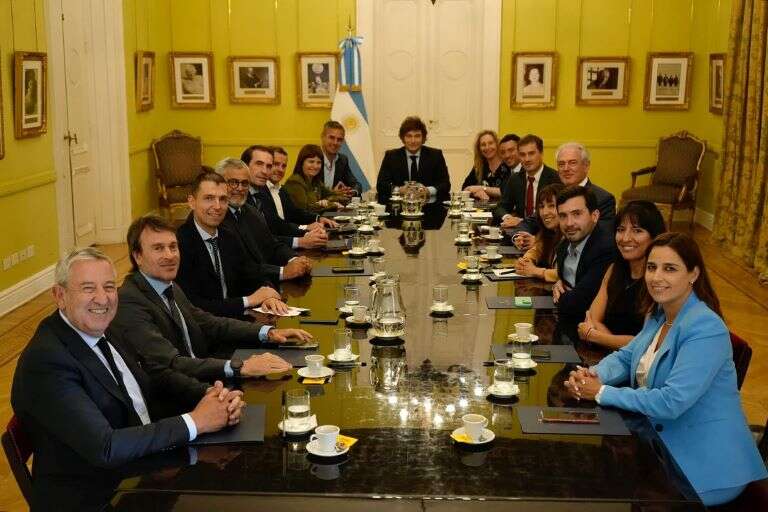 Milei ratificó que impulsará la “ficha limpia” en la reunión con los diputados radicales expulsados
