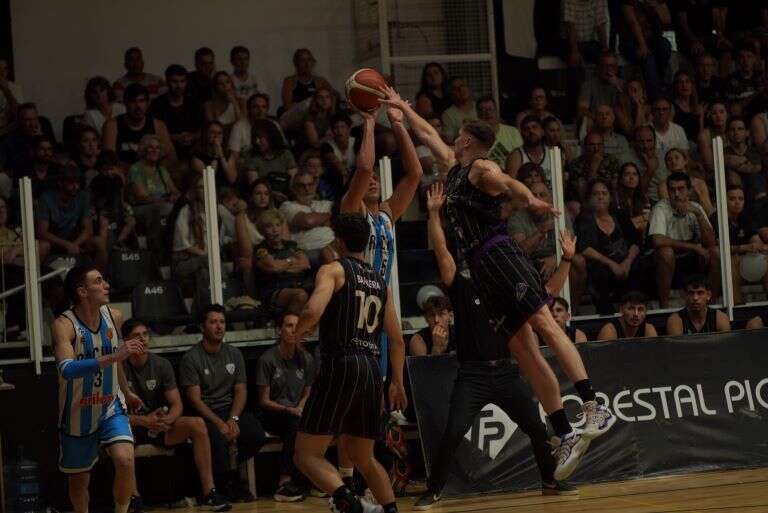 Básquetbol: Pico FBC ganó un partido tremendo ante Racing de Chivilcoy en el comienzo del cuadrangular de Liga Argentina