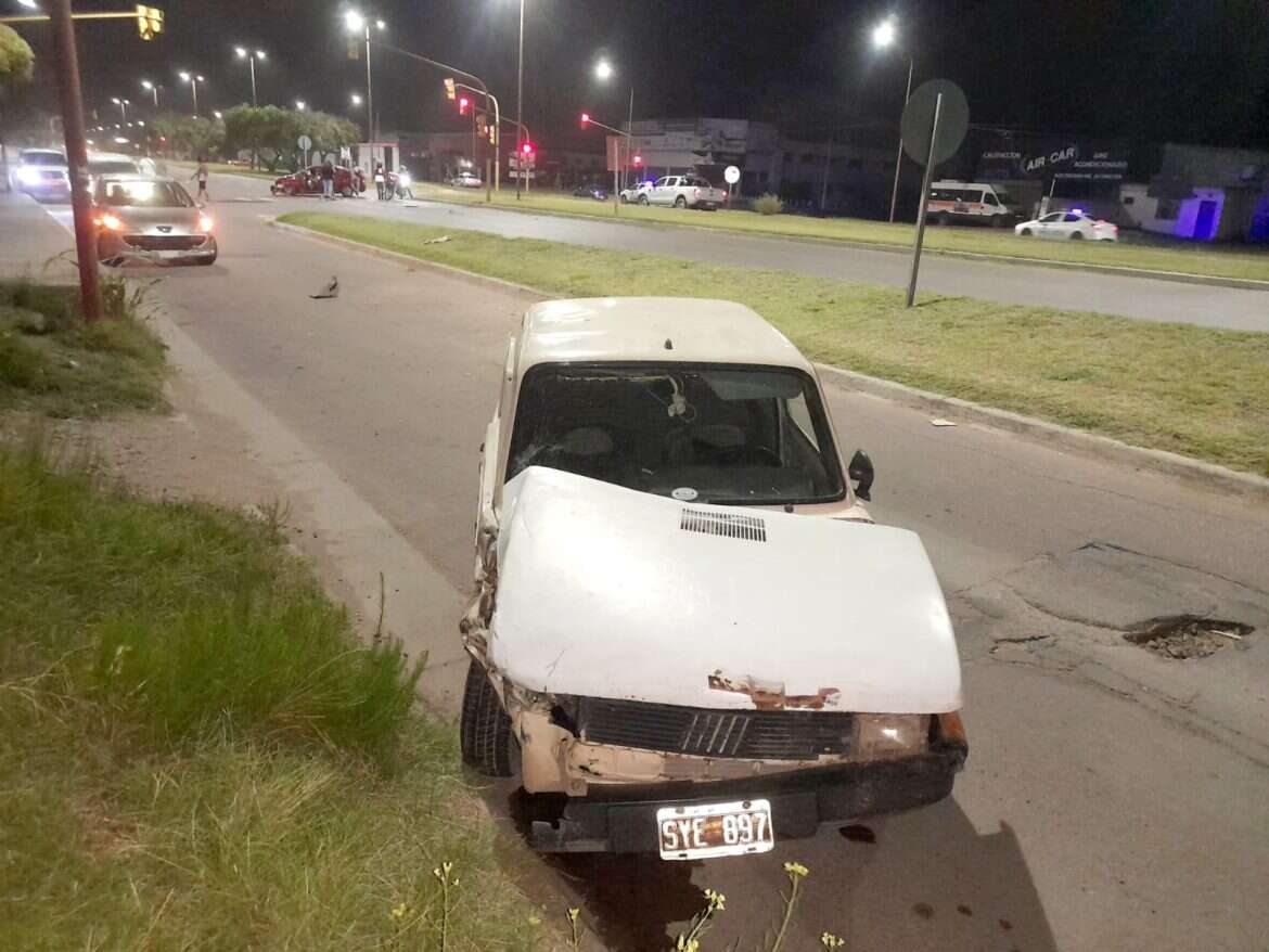Santa Rosa: Conducía alcoholizado, pasó en rojo y chocó contra otro auto