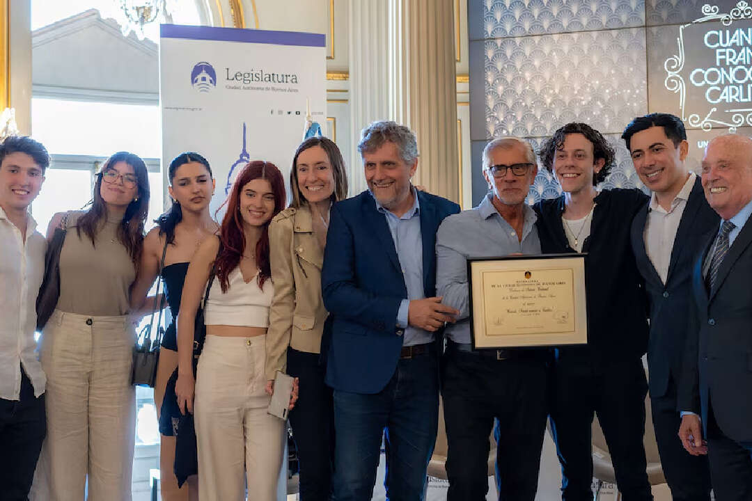 El musical que reúne a Gardel con Sinatra fue homenajeado en la Legislatura de Buenos Aires