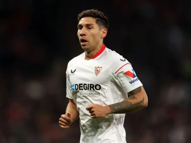 Fútbol: Valencia se mete en la pelea por Montiel