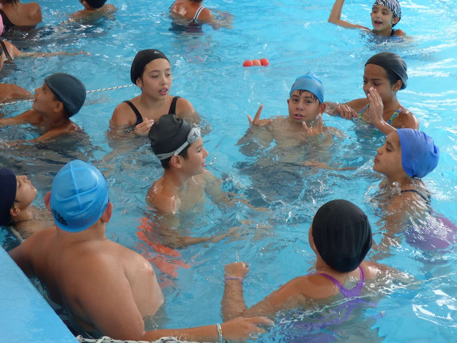 Pro Vida en La Adela: “Aprender a nadar para que vivir a la vera de un río no sea un riesgo”