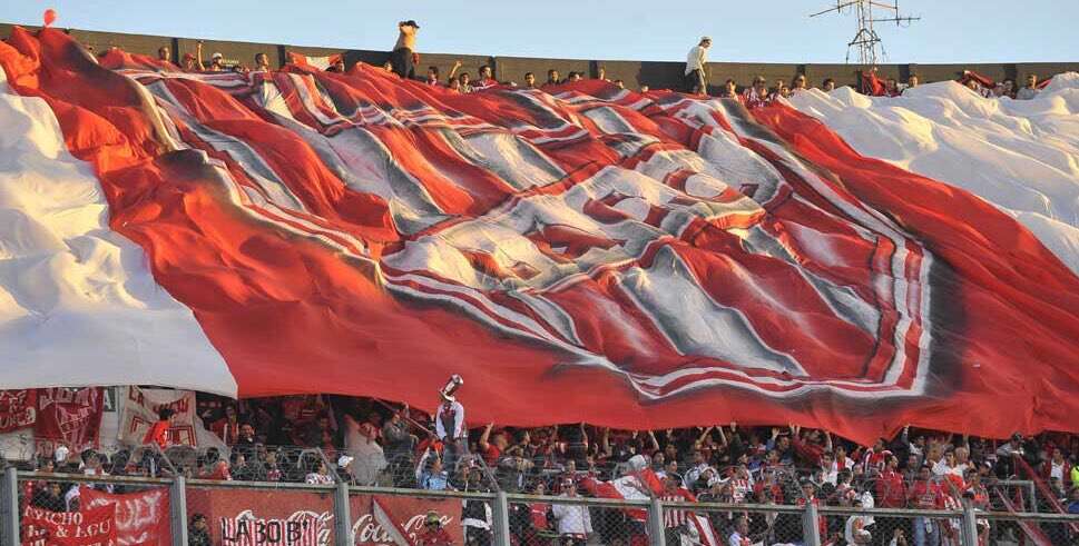 Fútbol: Hinchas de Instituto les robaron la ropa a sus jugadores mientras el partido se definía por penales